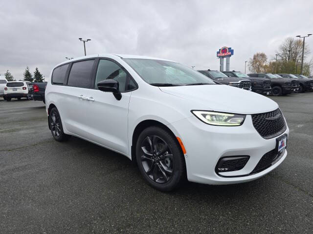 2026 Chrysler Pacifica Select's photo