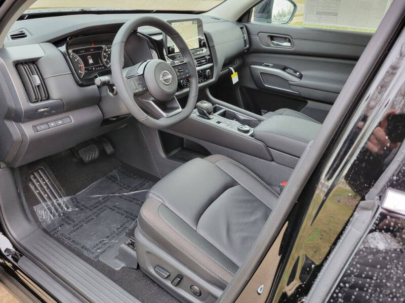 2025 Nissan Pathfinder SL