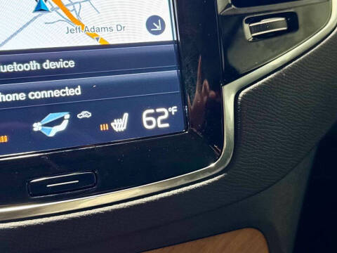 2022 Volvo XC90 T6 Momentum 6-Passenger
