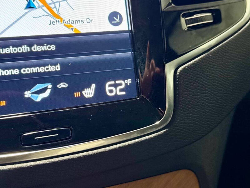 2022 Volvo XC90 T6 Momentum 6-Passenger