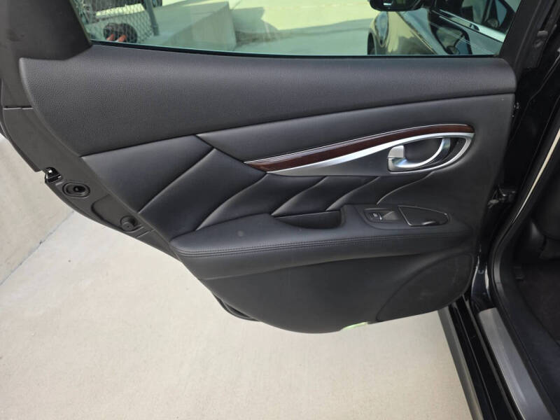 2015 Infiniti Q70 3.7