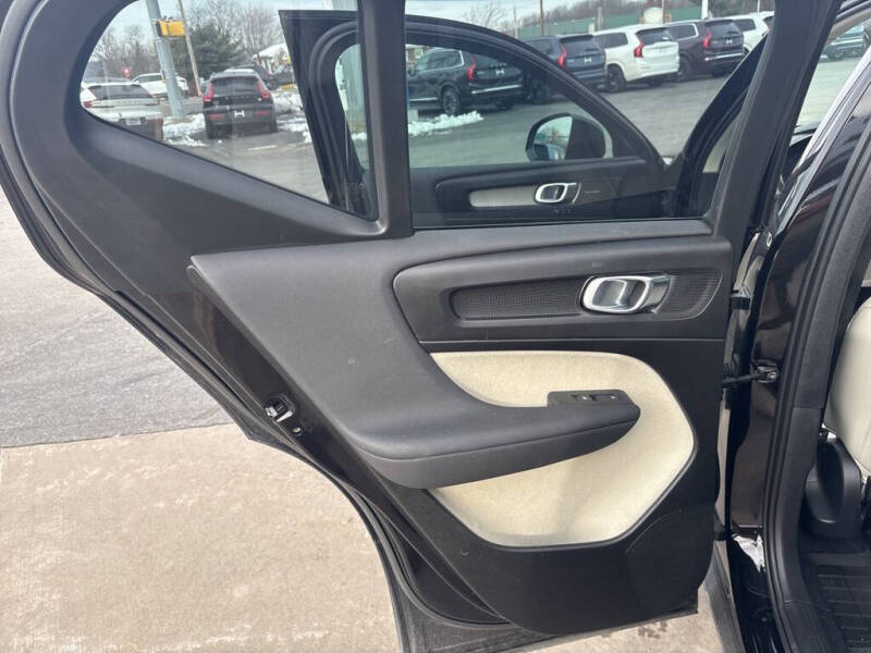 2025 Volvo XC40 B5 Plus Dark Theme