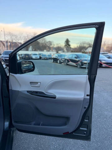 2014 Toyota Sienna LE 7-Passenger