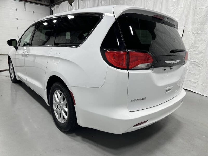 2023 Chrysler Voyager LX