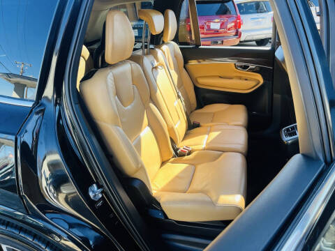 2016 Volvo XC90 T6 Momentum