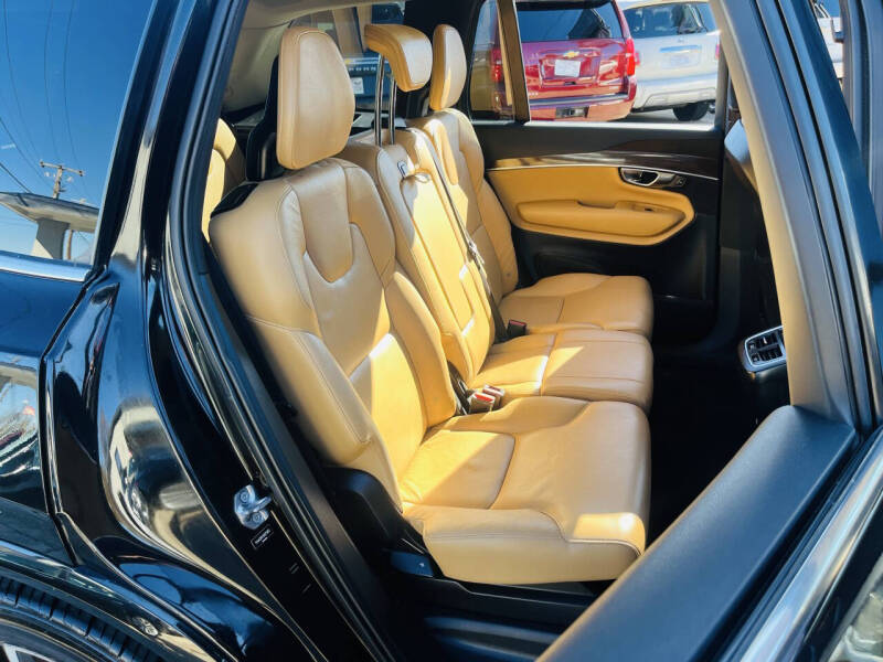 2016 Volvo XC90 T6 Momentum