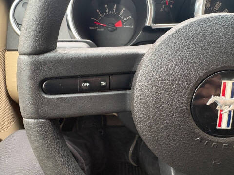 2005 Ford Mustang V6 Deluxe