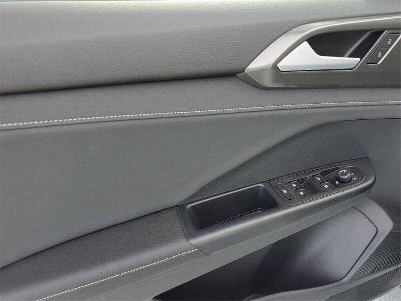 2025 Volkswagen Taos SE Black