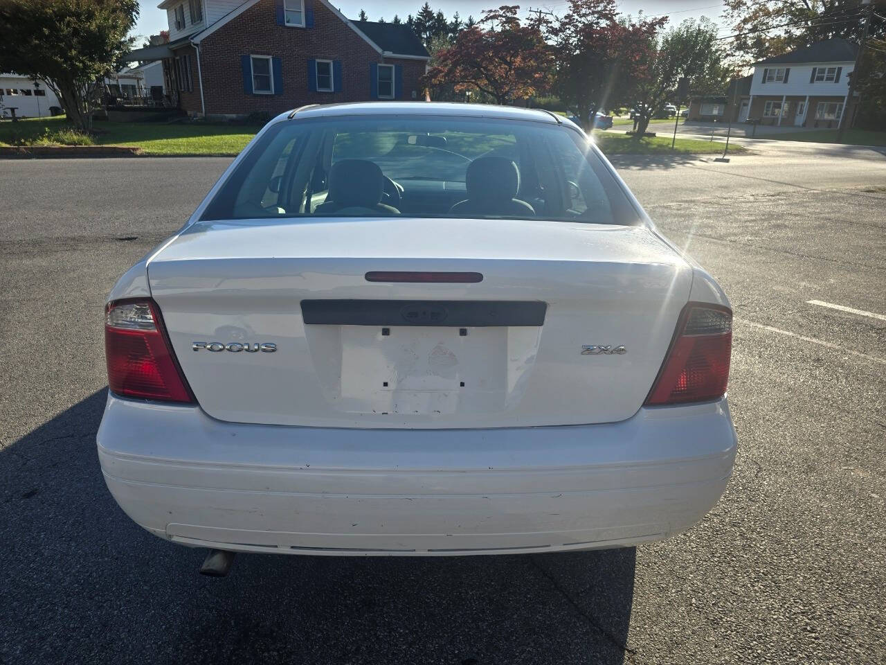 2005 Ford Focus for sale at QUEENSGATE AUTO SALES in York, PA