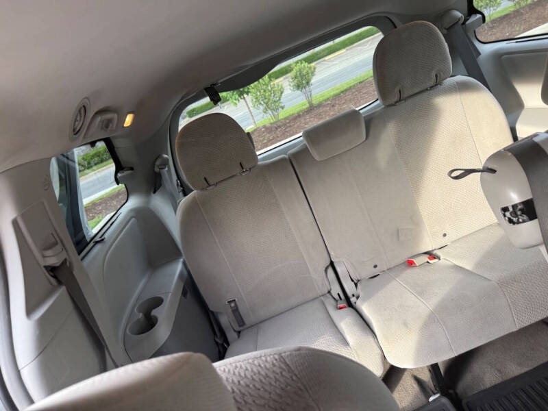 2013 Toyota Sienna LE 8-Passenger