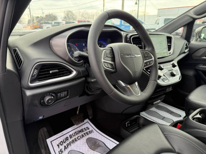 2025 Chrysler Pacifica Select