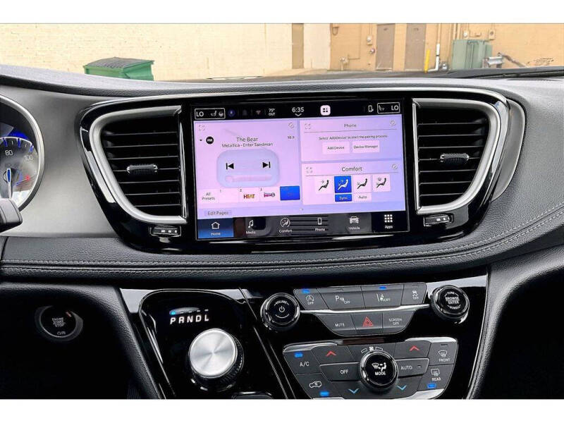2027 Chrysler Pacifica Select