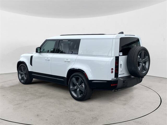 2024 Land Rover Defender 130 P400 Outbound