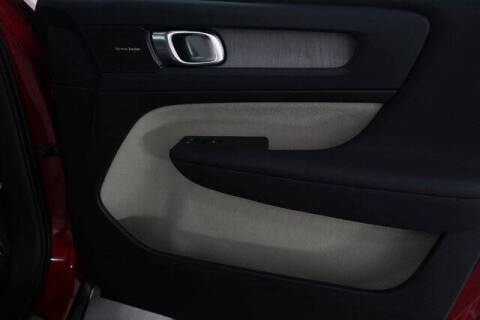 2023 Volvo XC40 B5 Ultimate Dark Theme