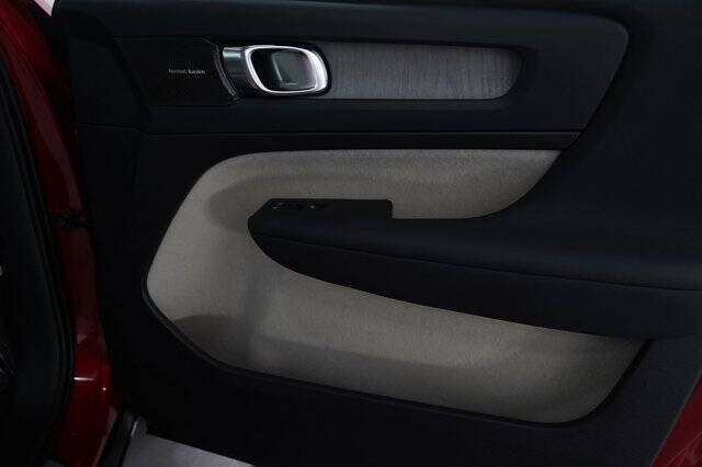 2023 Volvo XC40 B5 Ultimate Dark Theme