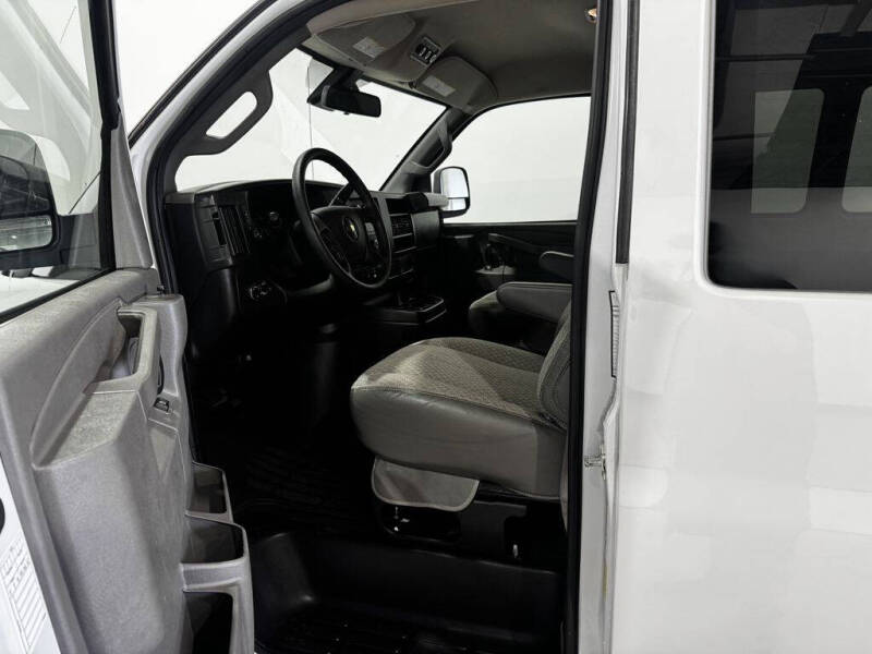 2025 Chevrolet Express LT 3500
