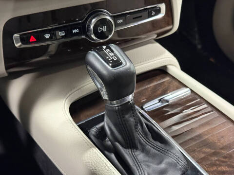 2016 Volvo XC90 T6 Momentum