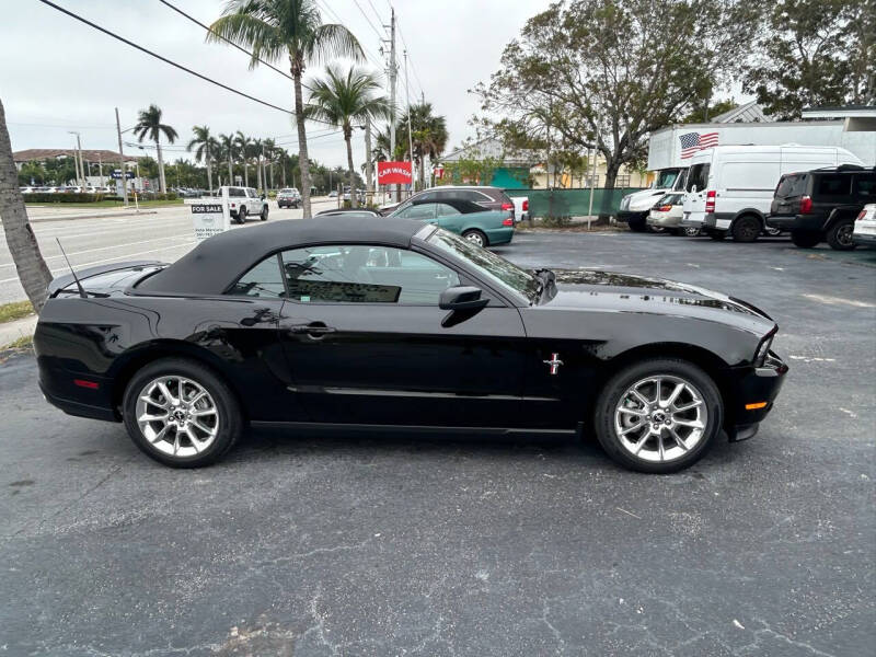 2011 Ford Mustang V6 Premium photo 6