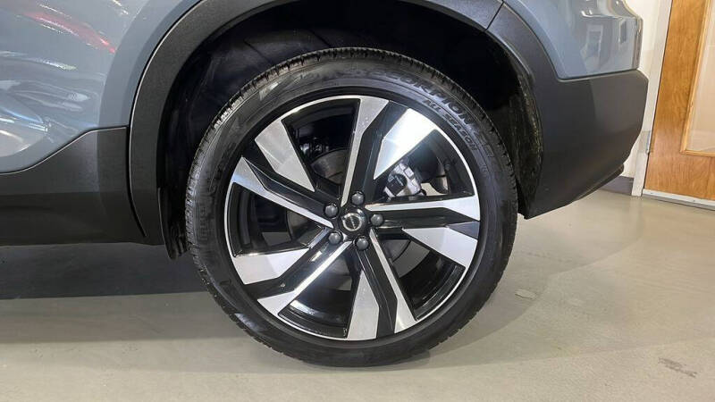 2023 Volvo XC40 B5 Plus Dark Theme