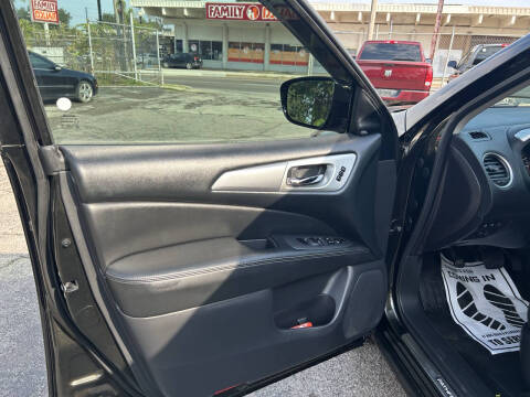 2017 Nissan Pathfinder SL