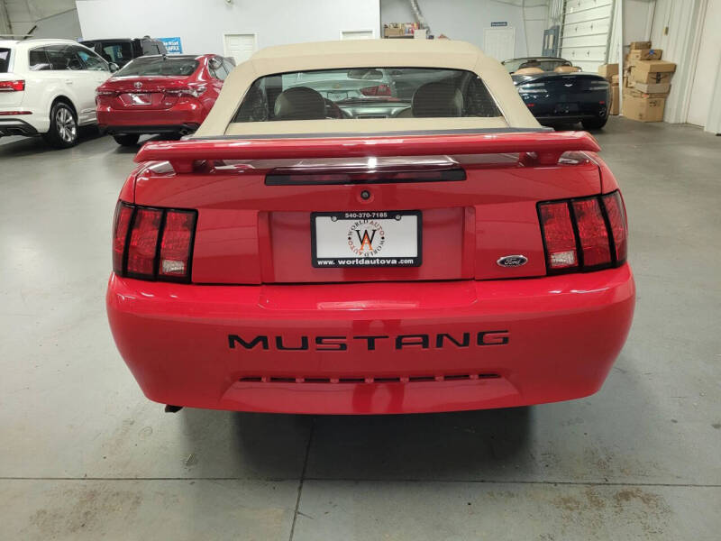 2004 Ford Mustang Deluxe