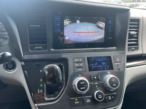 2017 Toyota Sienna XLE 7-Passenger Auto Access Seat