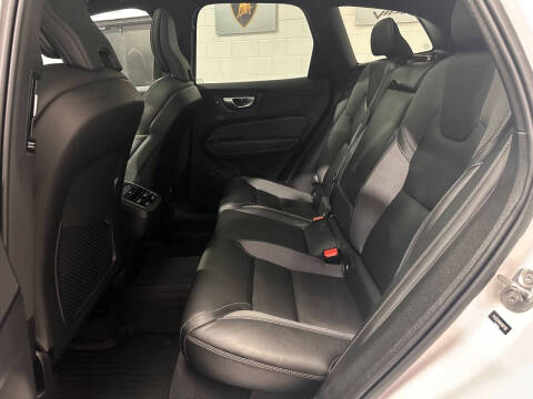 2022 Volvo XC60 B6 R-Design