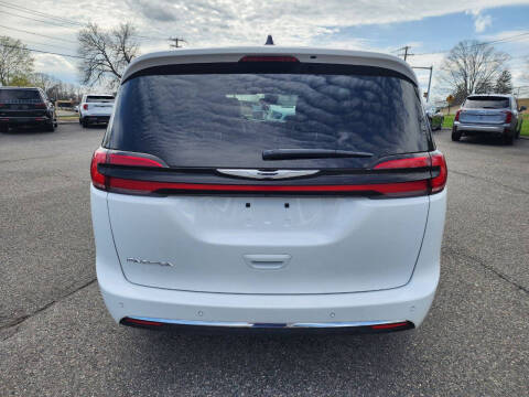 2025 Chrysler Pacifica Select