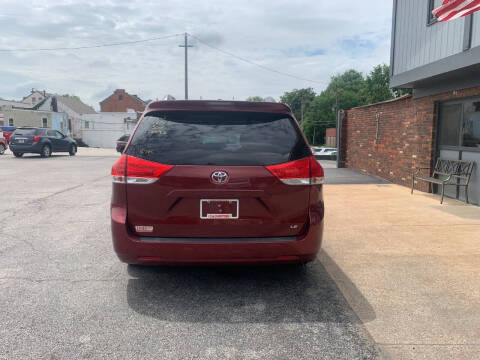 2014 Toyota Sienna LE 7-Passenger Auto Access Seat