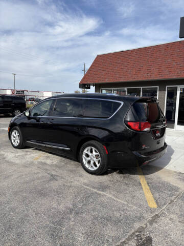 2017 Chrysler Pacifica Touring-L Plus