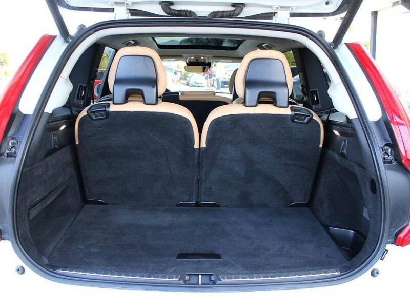 2016 Volvo XC90 T6 Momentum