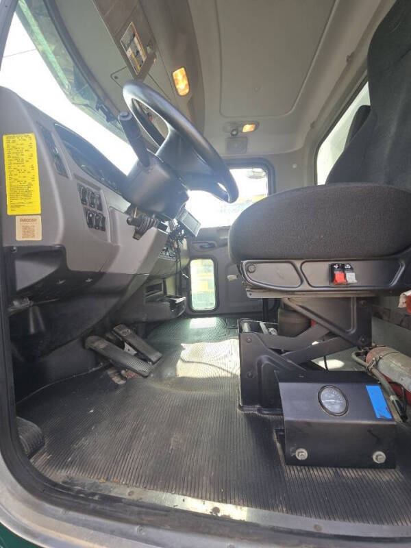 2019 Peterbilt 348