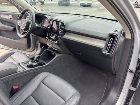 2025 Volvo XC40 B5 Core Bright Theme