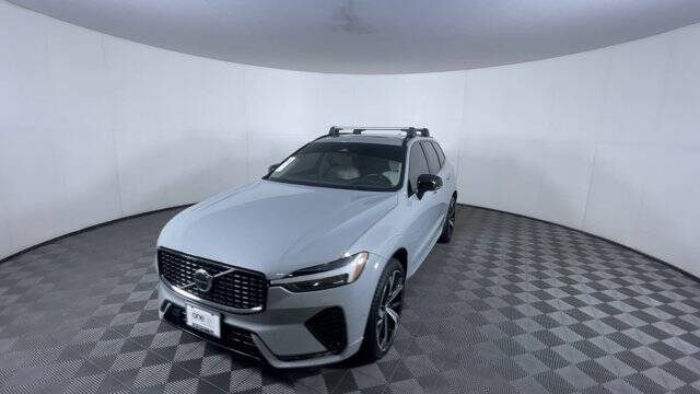 2025 Volvo XC60 B5 Ultra Dark Theme