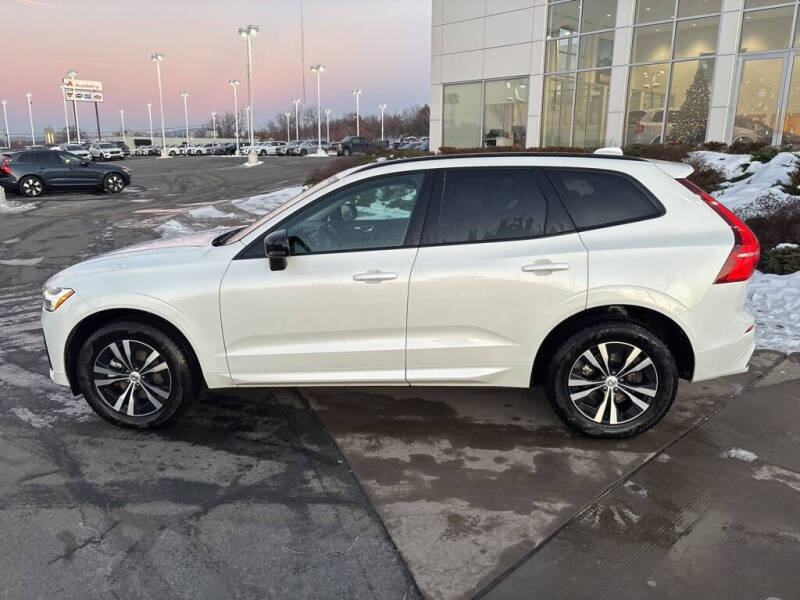 2025 Volvo XC60 B5 Core Dark Theme