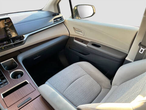 2022 Toyota Sienna LE 8-Passenger