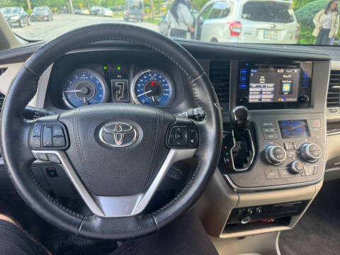 2017 Toyota Sienna XLE Premium 8-Passenger