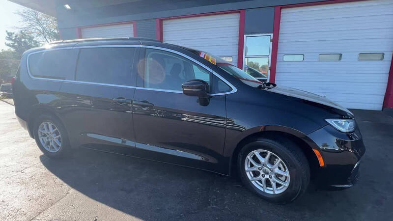 2022 Chrysler Pacifica Touring L photo 10