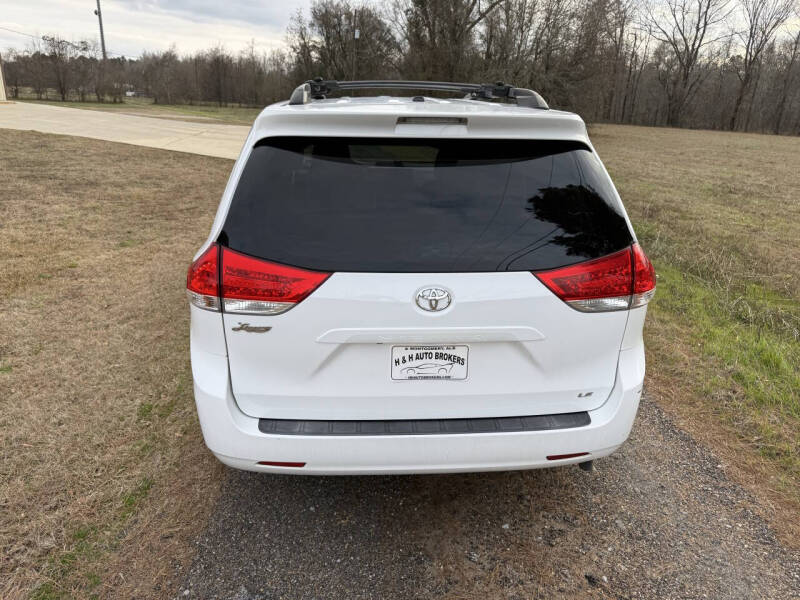 2013 Toyota Sienna LE 8-Passenger
