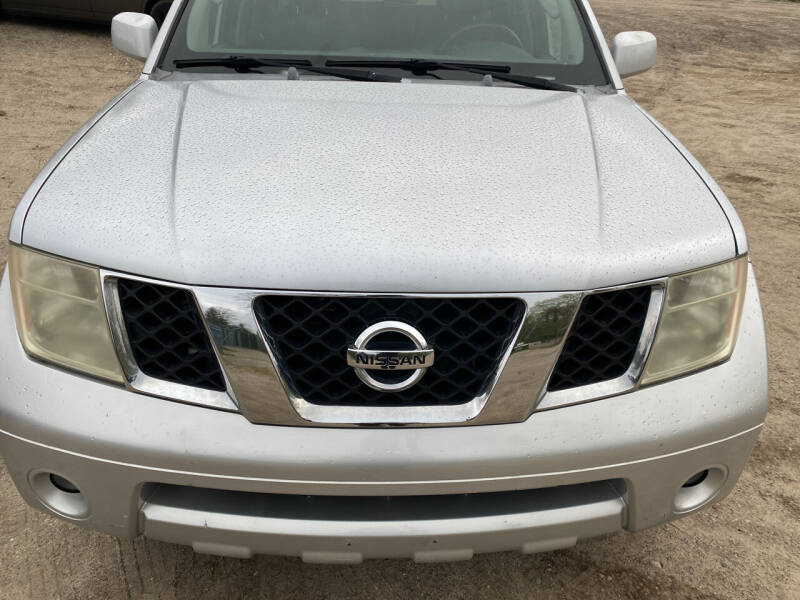 2005 Nissan Pathfinder LE