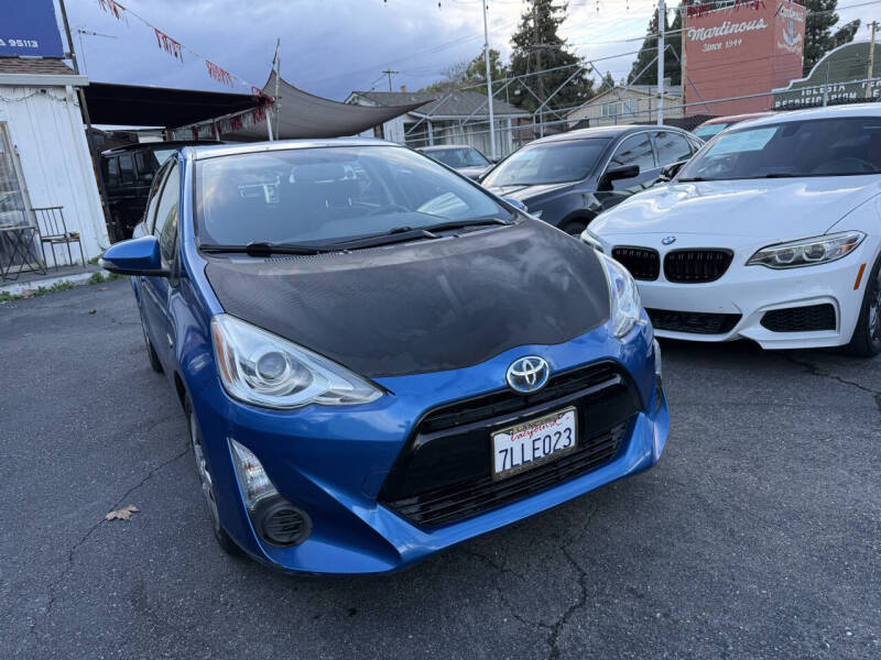 2015 Toyota Prius c Two's photo