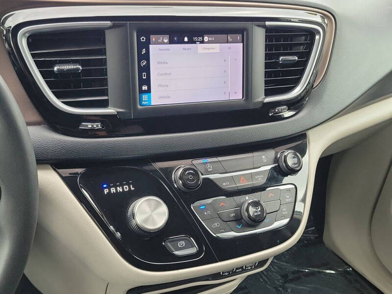 2023 Chrysler Voyager LX