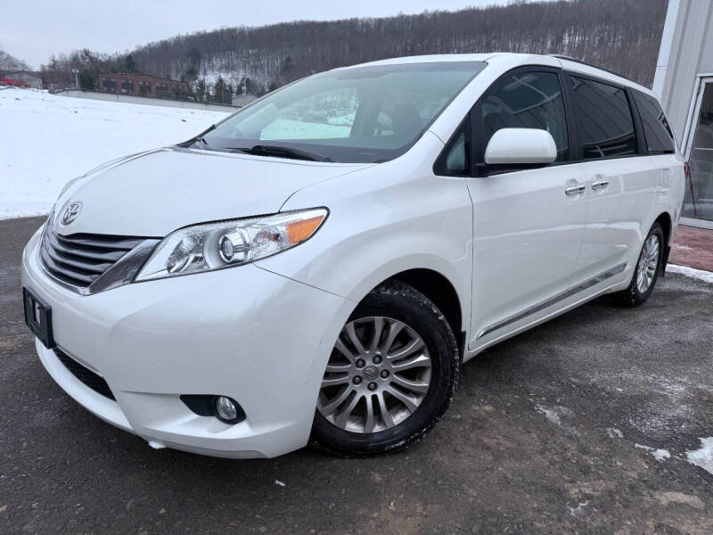 2016 Toyota Sienna XLE Premium's photo