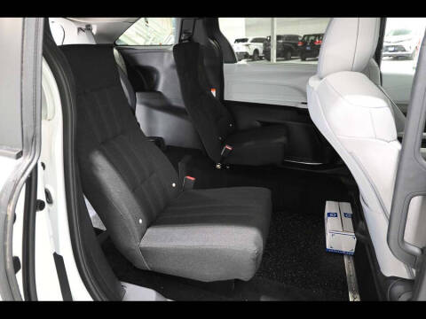 2025 Toyota Sienna LE 8-Passenger