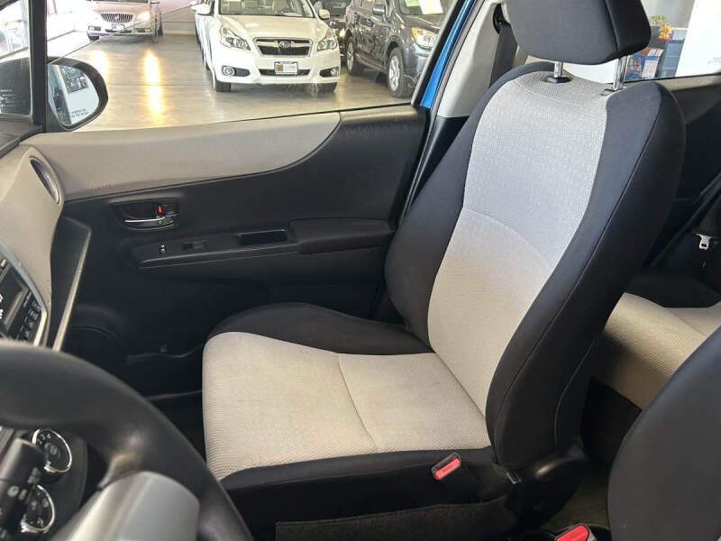 2012 Toyota Yaris 5-Door LE