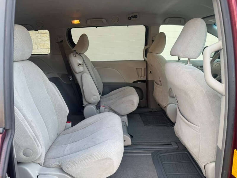 2011 Toyota Sienna LE 8-Passenger