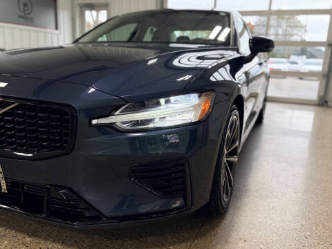 2024 Volvo S60 Recharge T8 Core Dark Theme