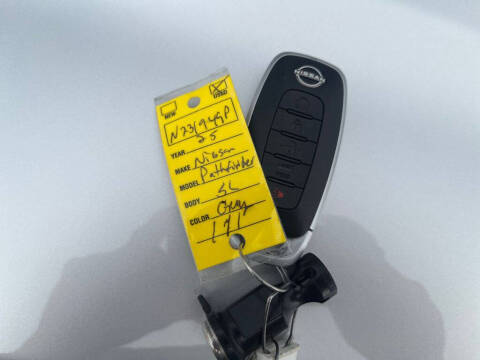2025 Nissan Pathfinder SL