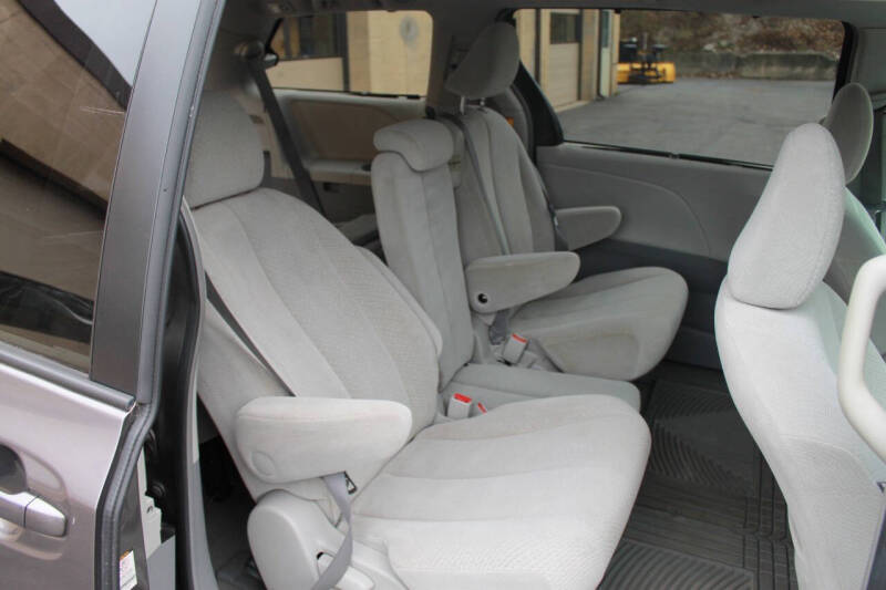 2011 Toyota Sienna LE 8-Passenger