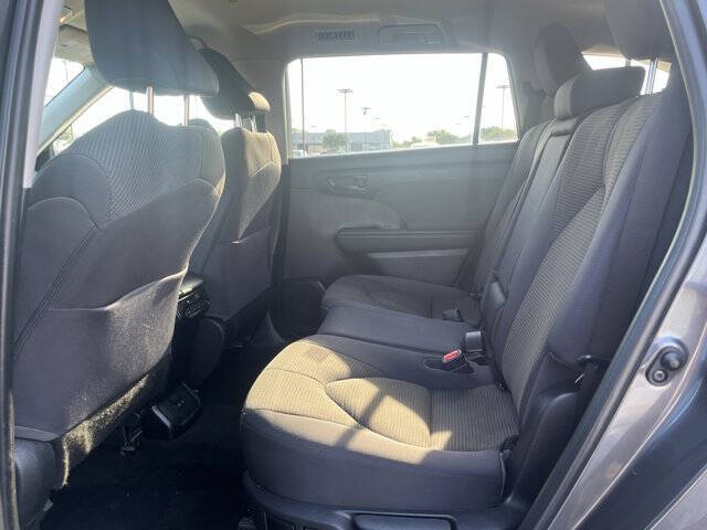 2022 Toyota Highlander LE